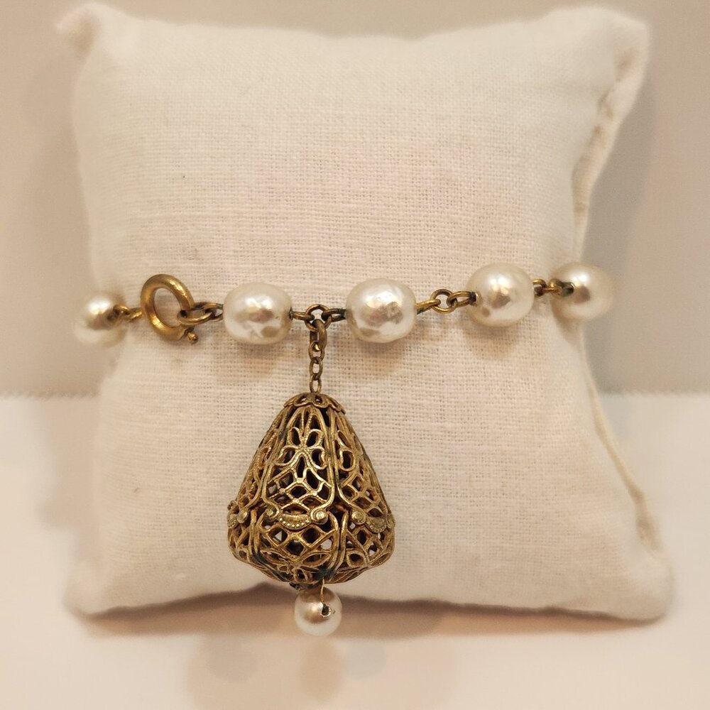 Vintage Unsigned Miriam Haskell Faux Baroque Pearl Bracelet W/Filagree Charm